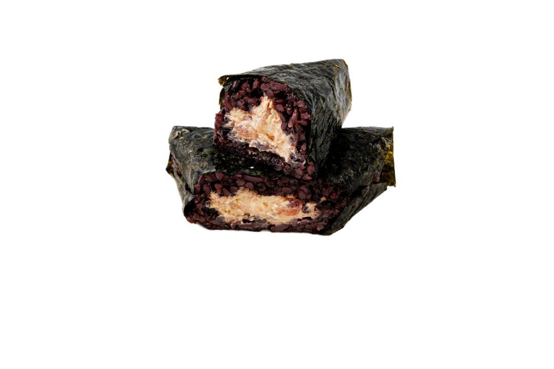 Онигири ВкусВилл с черным рисом и семгой холодного копчения 100 гр., флоу-пак