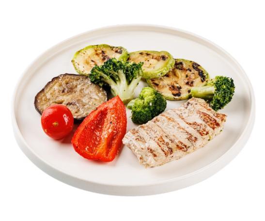 Стейк из индейки ВкусВилл с овощами гриль и брокколи 230 гр.